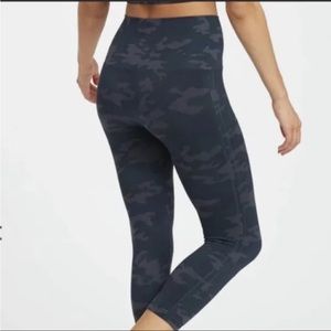 SPANX Womens Look at Me Now Cropped seamless camo leggings sz Small